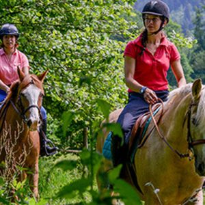 équi voyage. deux cavalières à cheval